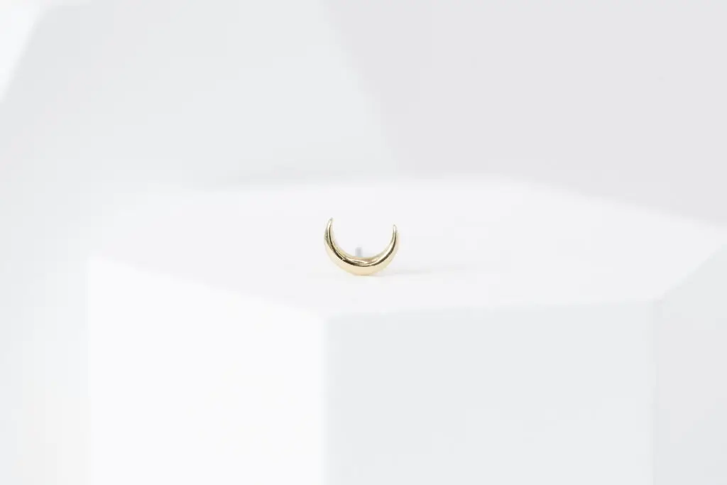 Top de luna creciente en oro sólido de 14k
