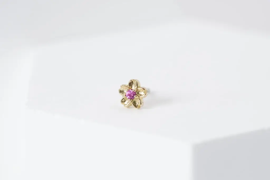 Top de florecita mini con Zirconia Rubi en oro sólido de 14k