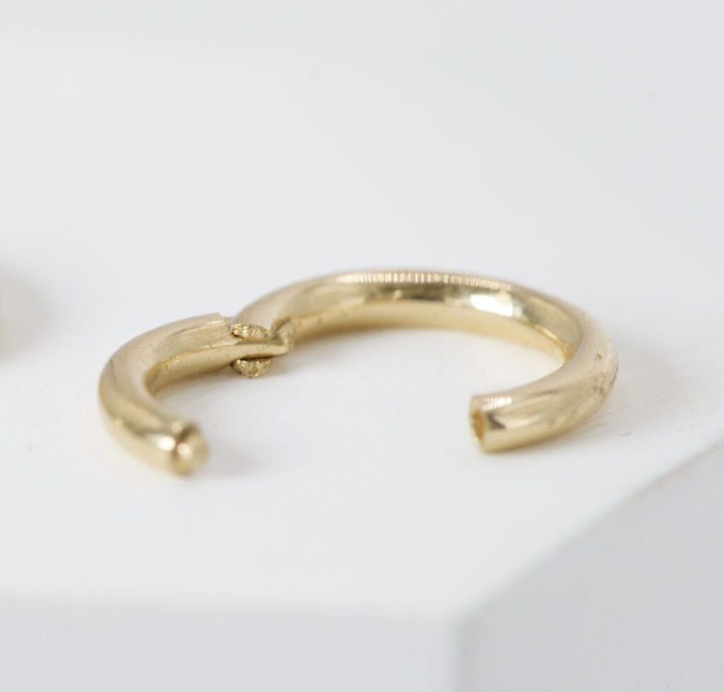Cliker liso de 6mm en oro sólido de 14k