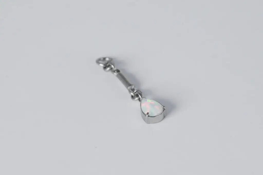 Joya Charm opalo blanco en titanio