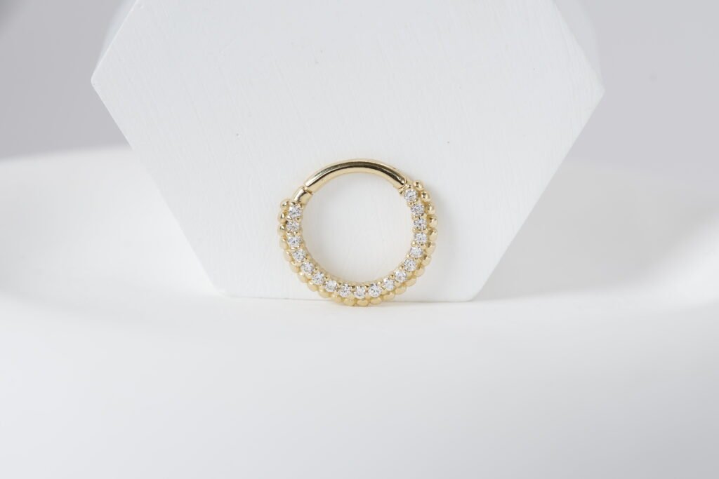 Cliker con Zirconias y Esferas en 8mm con oro sólido de 14k