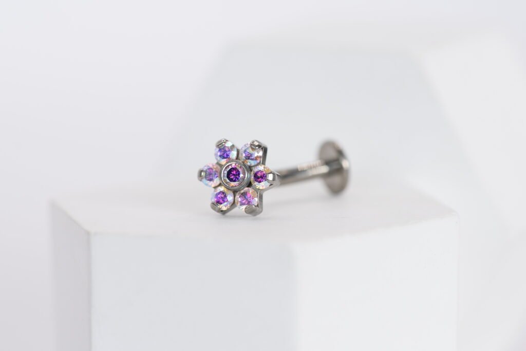Piercing Navel Flor Zirconias Tornasoles – Titanio