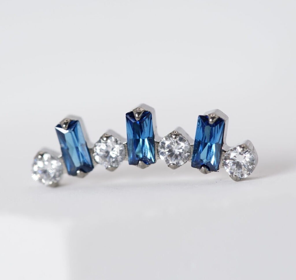 Labret de titanio con baguettes azul zafiro y zirconias blancas