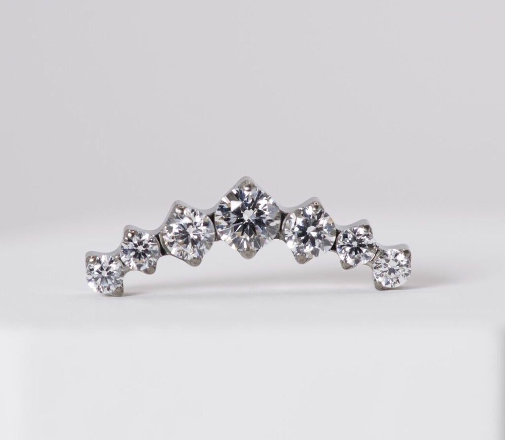 Labret de titanio con zirconias blancas diseño 2