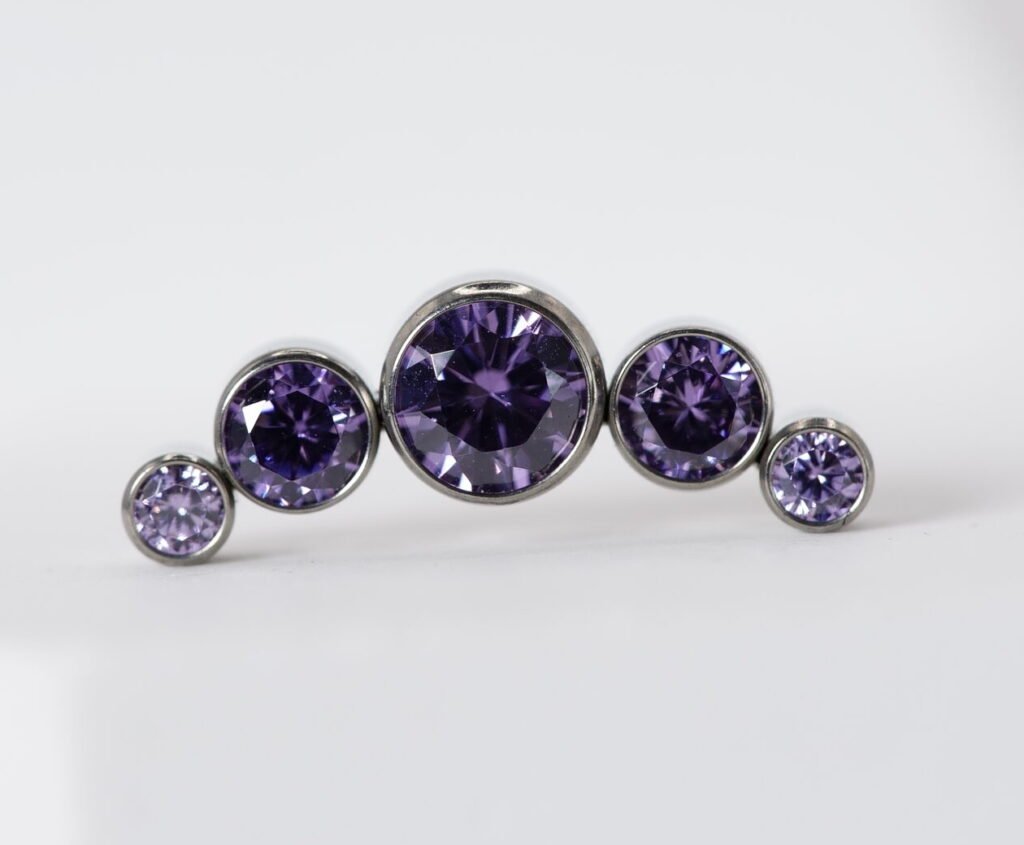 Labret en titanio con zirconias incrustadas amatista, ideal para un estilo elegante y llamativo.