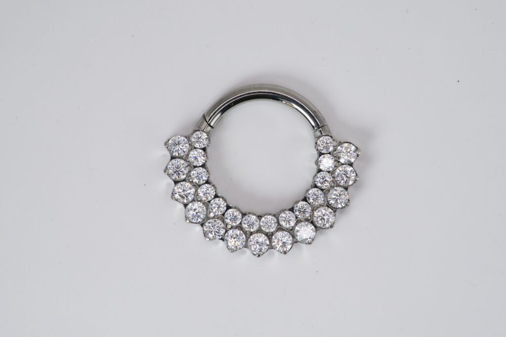 Cliker Doble Zirconias Blancas 8 mm – Titanio