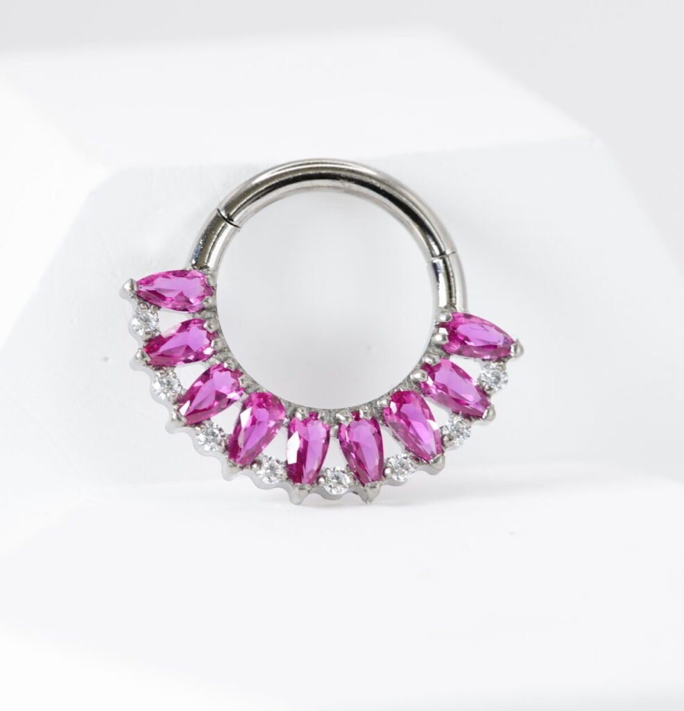Cliker Marquesas Rubíes y Zirconias Blancas – Titanio