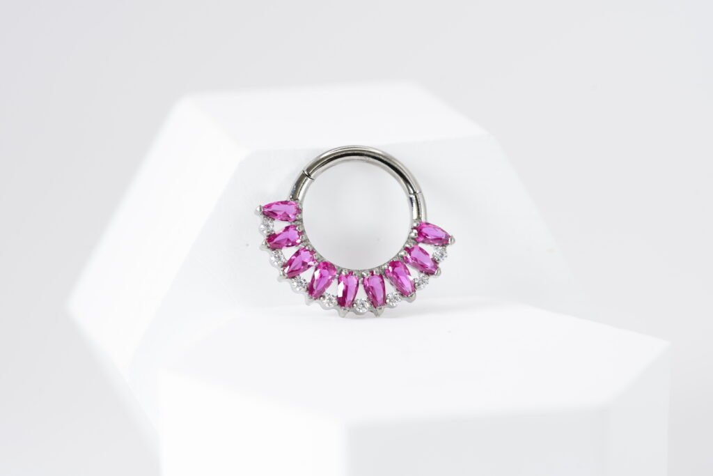 Cliker Marquesas Rubíes y Zirconias Blancas 8 mm – Titanio