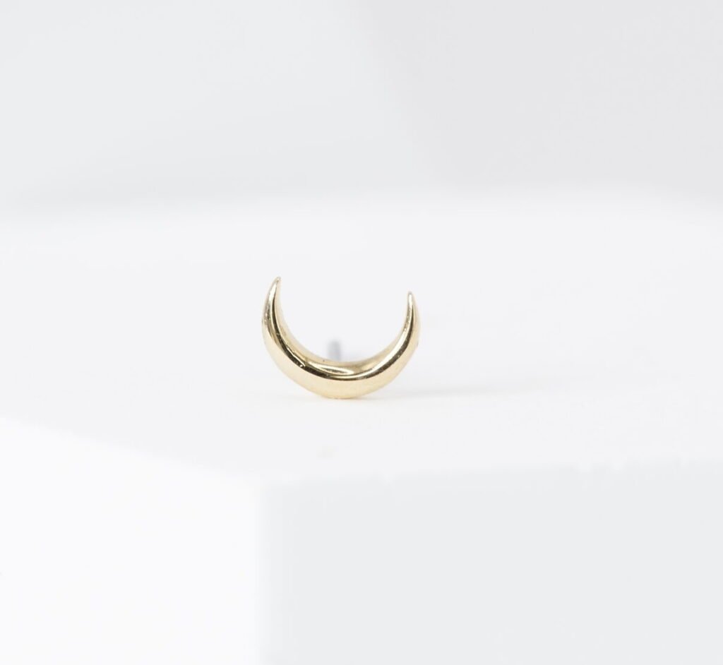 Top luna creciente en oro sólido 14K con sistema push pin, ideal para un estilo delicado y elegante.