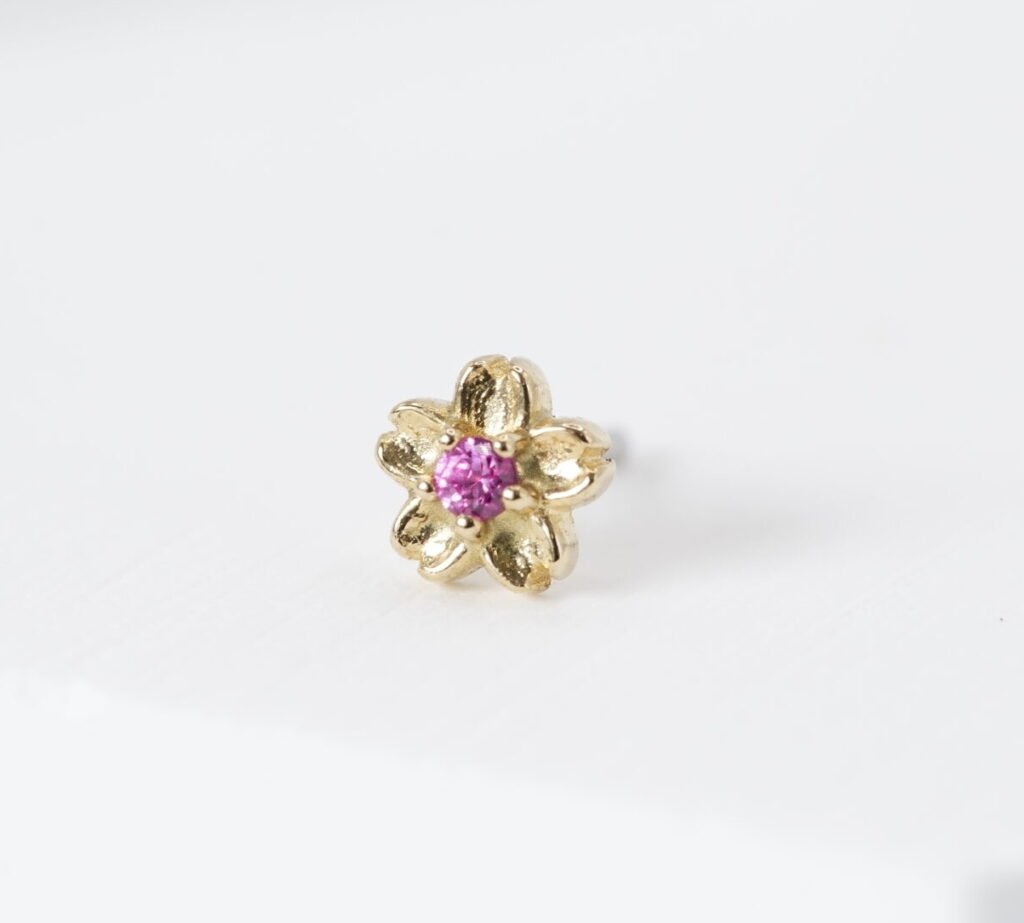 Top florecita mini de oro sólido 14K con zirconia rubí