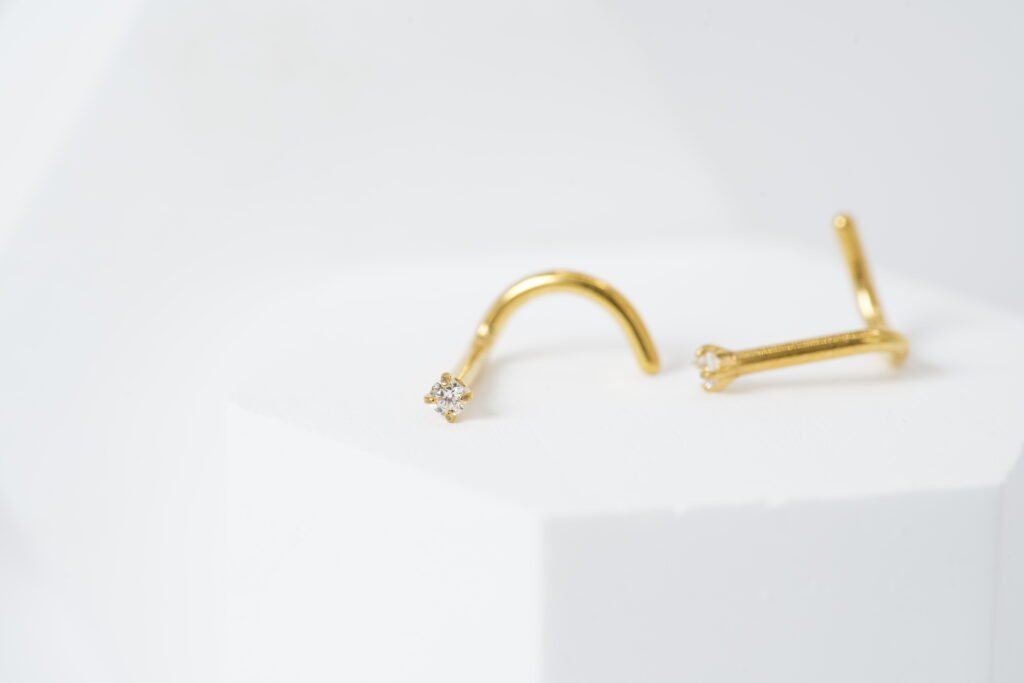 Nostril Curvo con Zirconia Blanca – Titanio Dorado