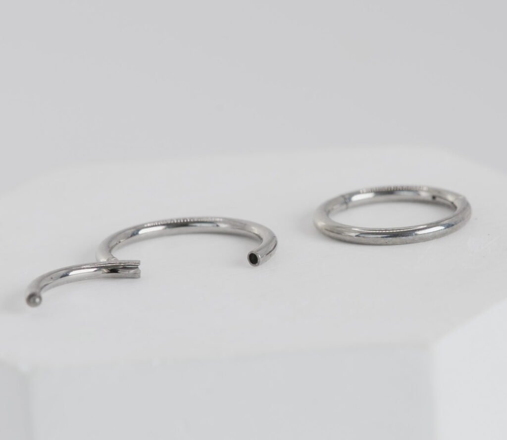 Cliker liso básico de titanio para piercing en medidas de 6 mm y 8 mm