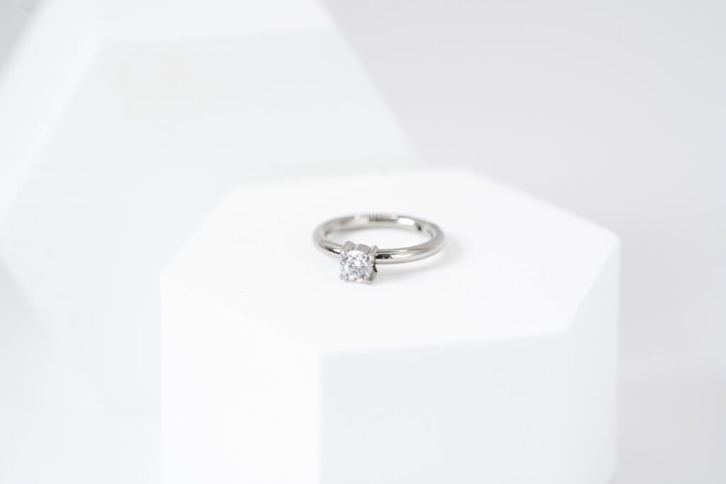 Cliker con Zirconia Blanca 8 mm – Titanio