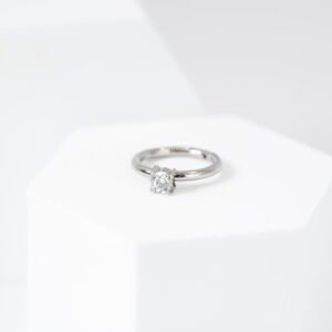 Cliker con Zirconia Blanca 8 mm – Titanio