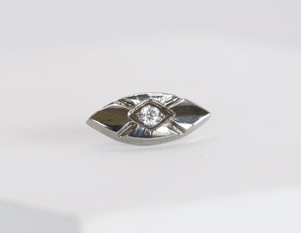 Labret Némesis de titanio con pequeña zirconia