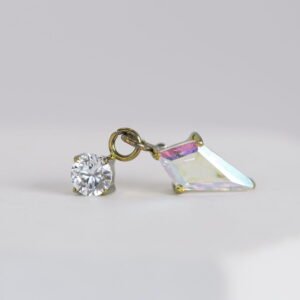 Labret de titanio con baguette tornasol y zirconia blanca