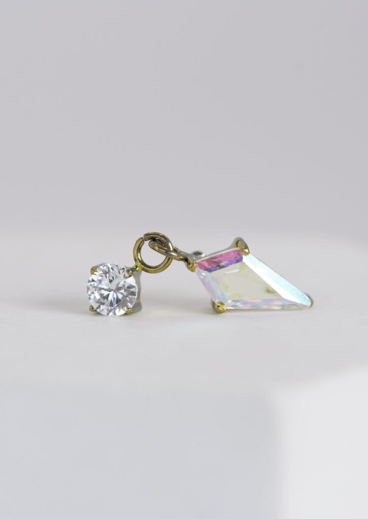 Labret de titanio con baguette tornasol y zirconia blanca