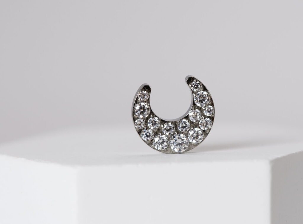 Labret de titanio con diseño de luna y zirconias
