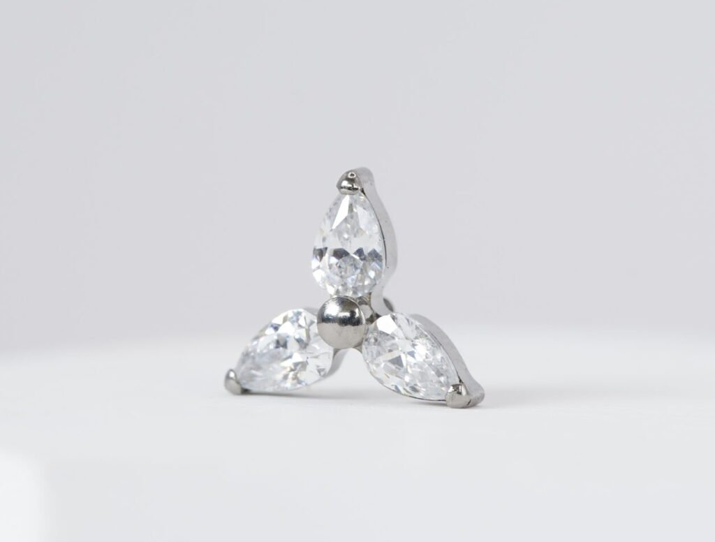 Trinity de titanio con marquesas blancas para piercing