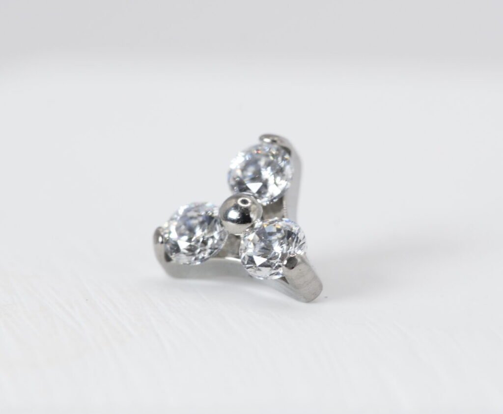Trinity con zirconias blancas engastadas para piercing