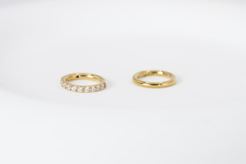Cliker Zirconias Blancas 6 mm – Titanio Dorado
