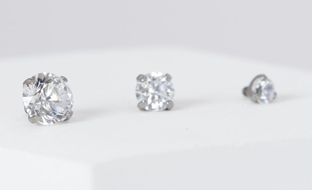 Labret de titanio con zirconia blanca engastada de 2 mm, 3 mm y 4 mm