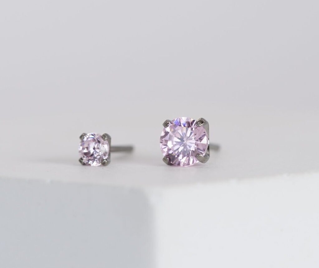 Zirconia rosa en titanio, disponible en tamaños de 2 mm y 3 mm.