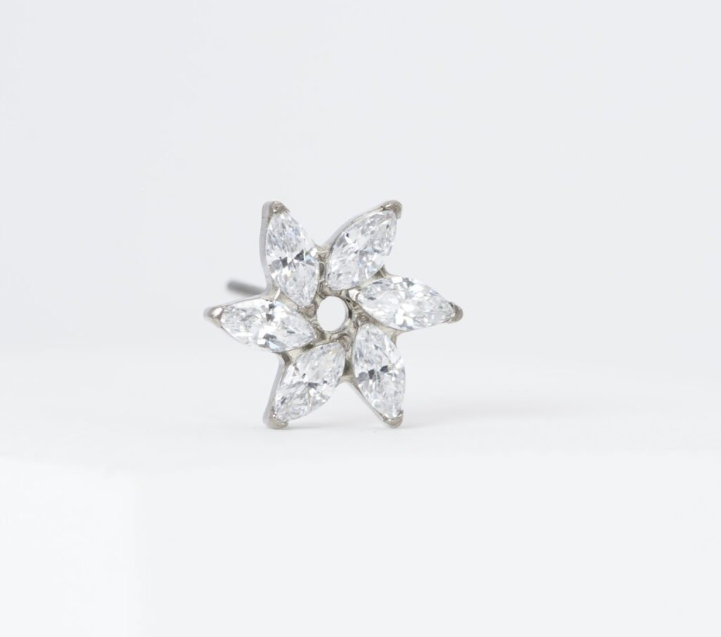 Piercing flor con marquesas blancas