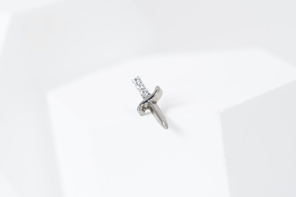 Labret Espada con Zirconias – Titanio