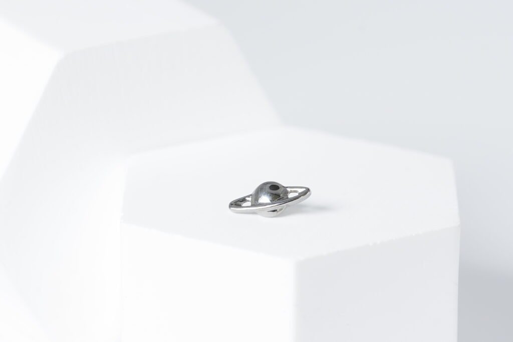 Labret Saturno – Titanio