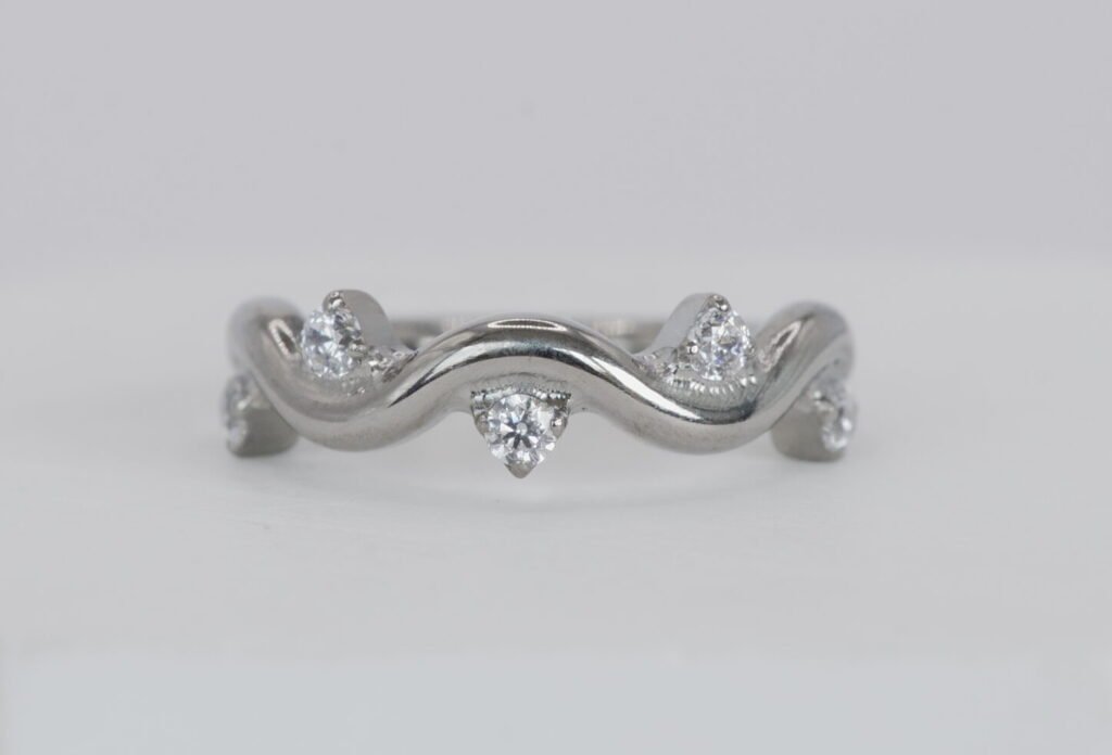 Cliker Enredadera con Zirconias Blancas 8 mm – Titanio