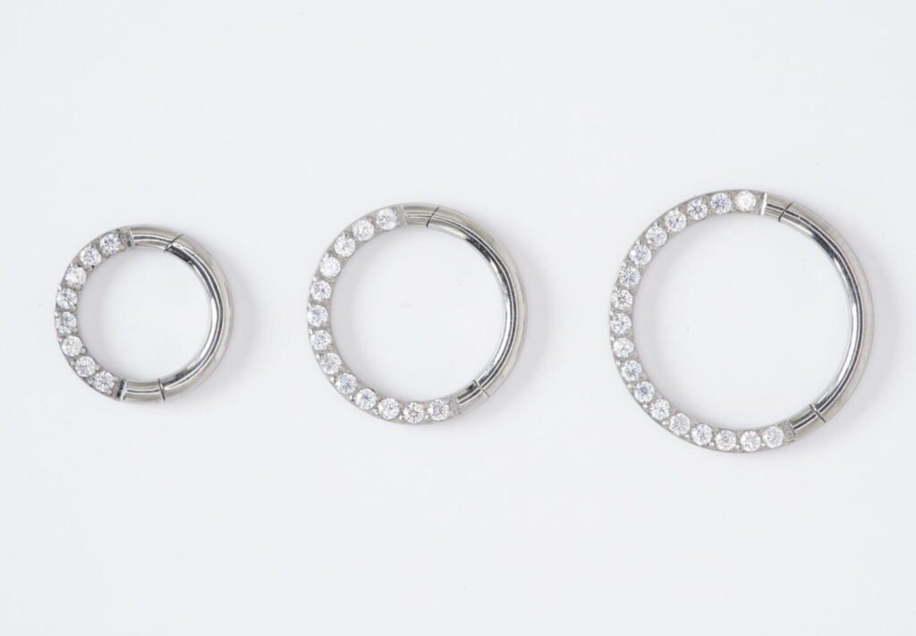 Cliker de titanio con zirconias blancas en medidas de 6 mm, 8 mm y 10 mm para piercing