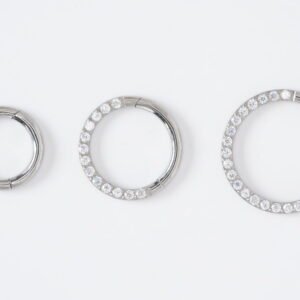 Cliker de titanio con zirconias blancas en medidas de 6 mm, 8 mm y 10 mm para piercing