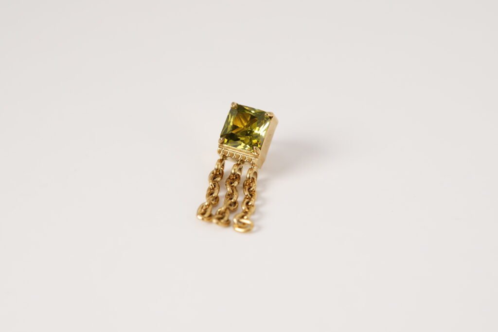 Labret Cuadrado con Cadenas – Titanio Dorado