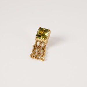 Labret Cuadrado con Cadenas – Titanio Dorado