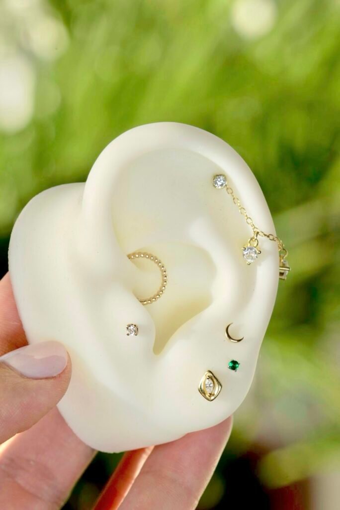 Oreja de plástico modelando hermosos piercings