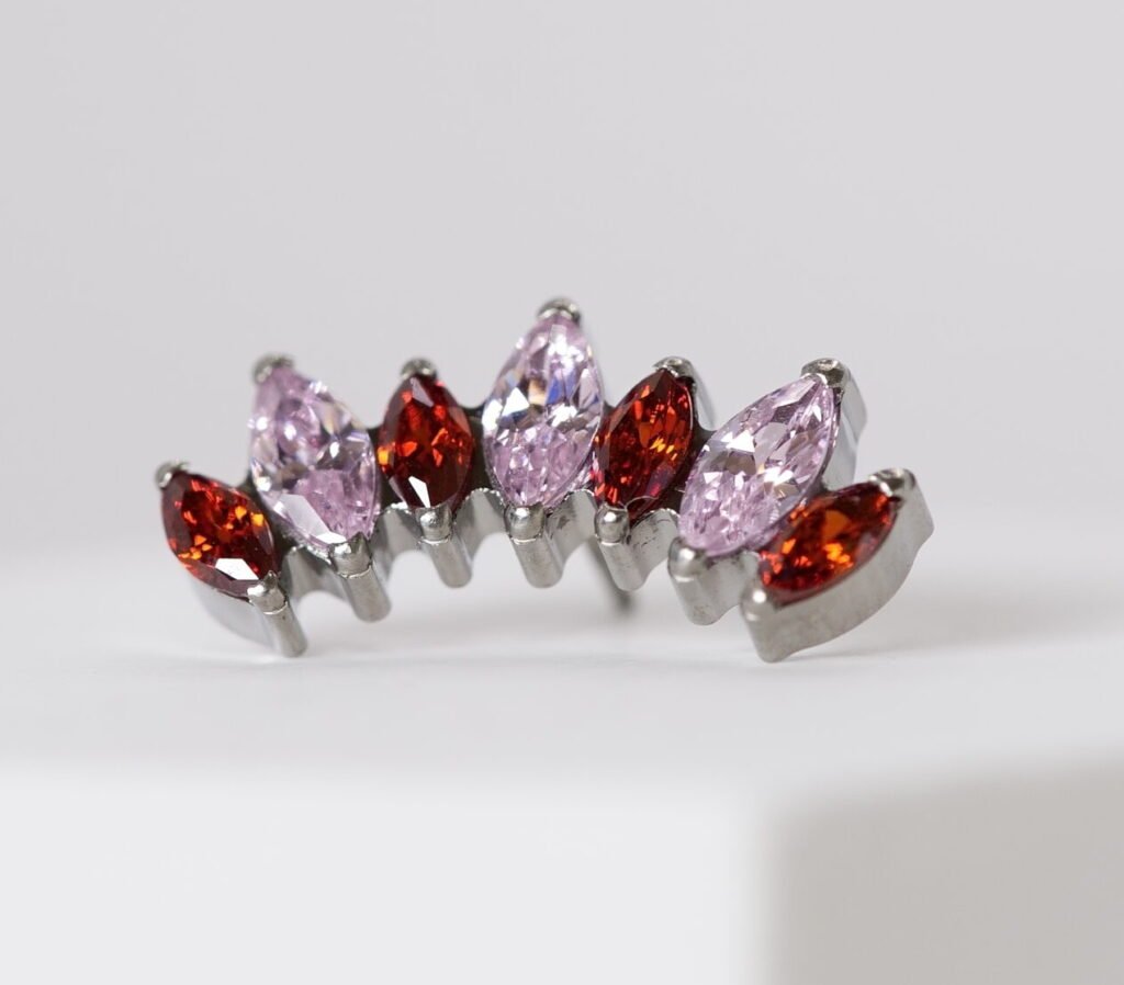 Labret de titanio con marquesas color rubí para piercing