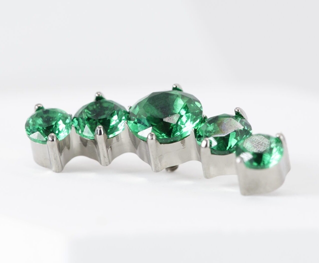 Labret de titanio con zirconias engastadas verde esmeralda para piercing