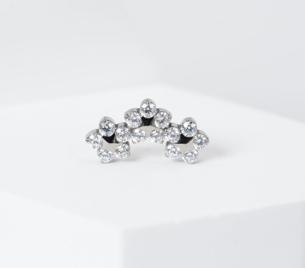 Piercing Triple Flowers de titanio con diseño de tres flores