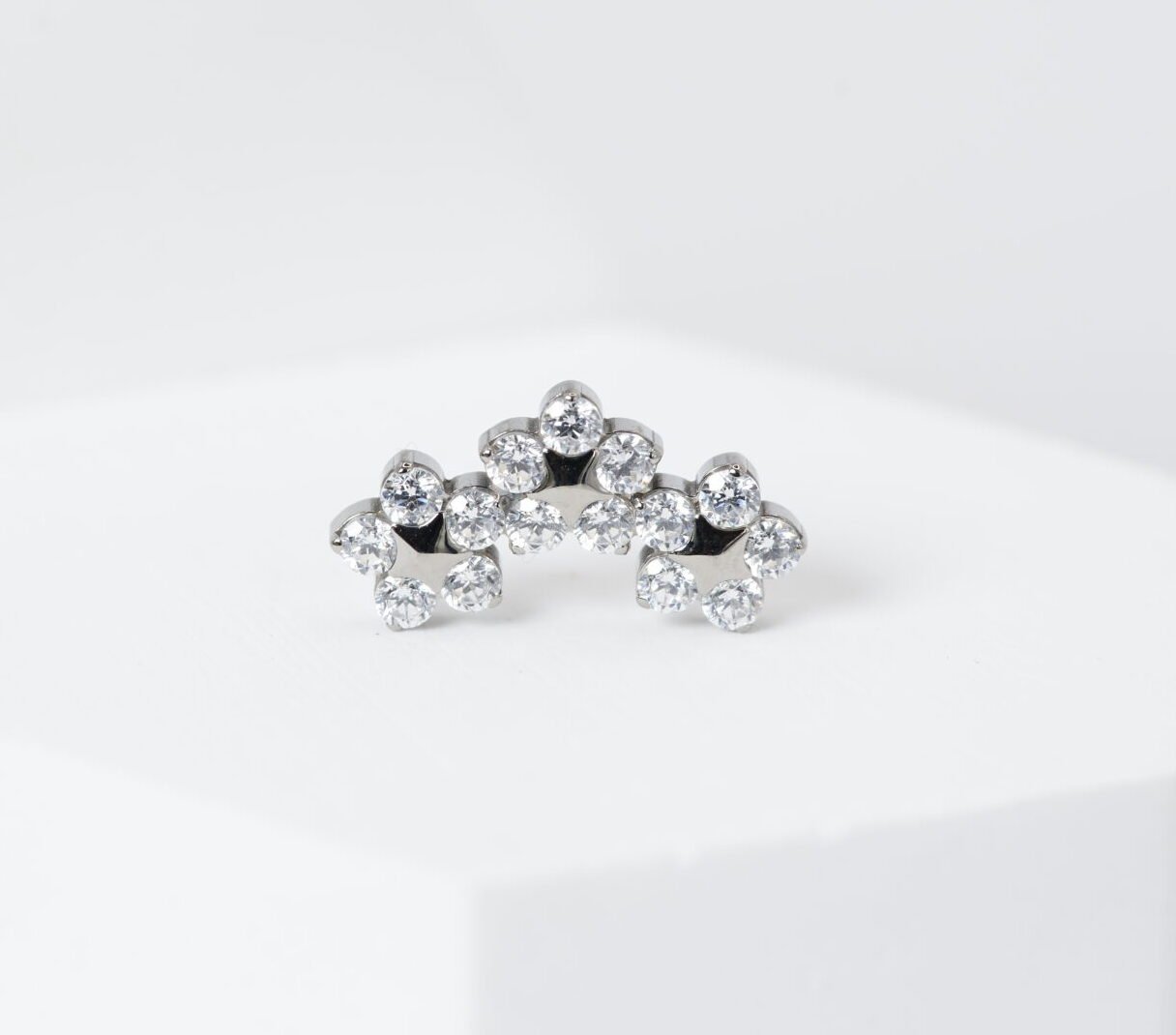 Piercing Triple Flowers de titanio con diseño de tres flores