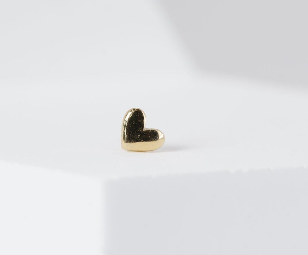 Top para piercing con diseño de corazón en oro sólido de 14 quilates