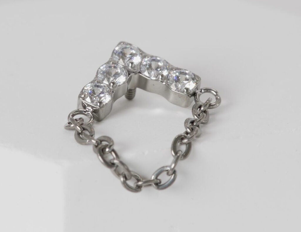 Labret de titanio con zirconias blancas y cadena