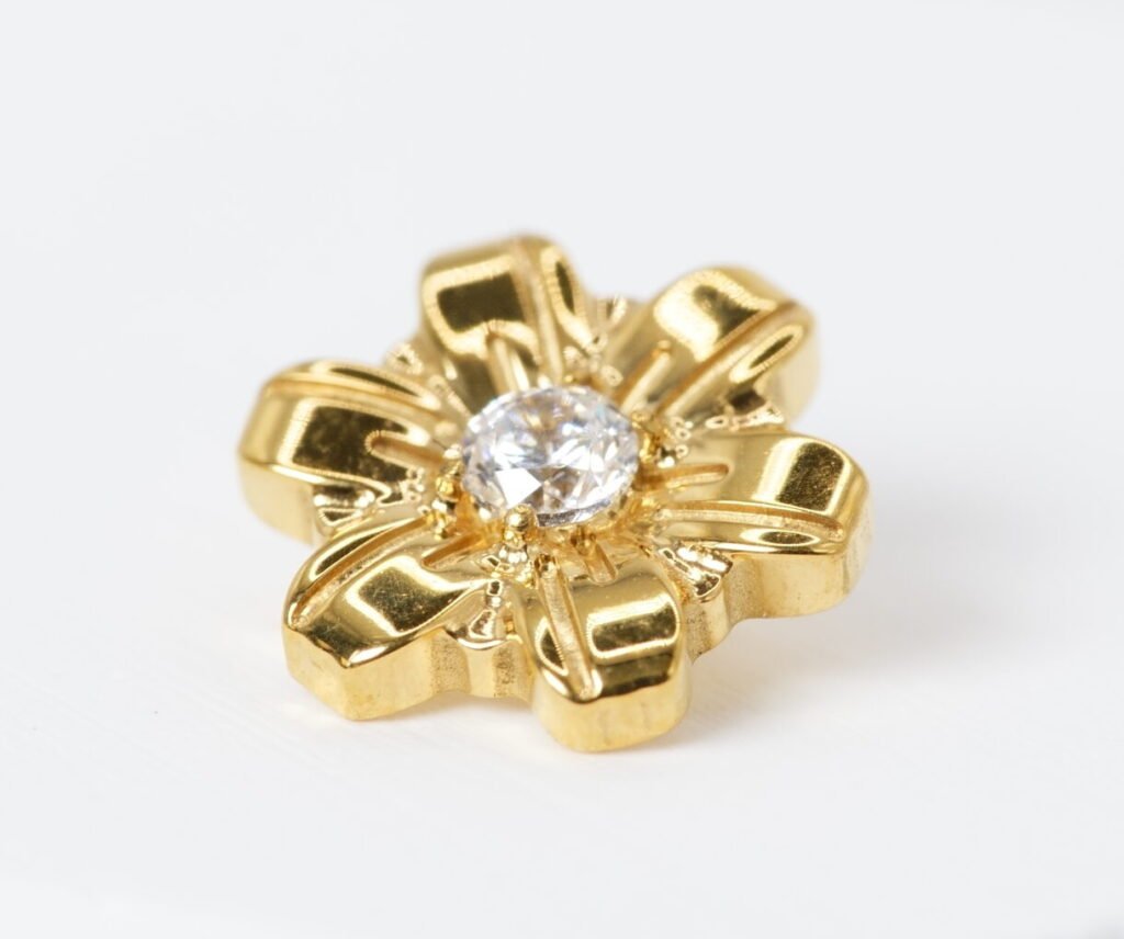 Piercing flor de titanio dorado con zirconia blanca