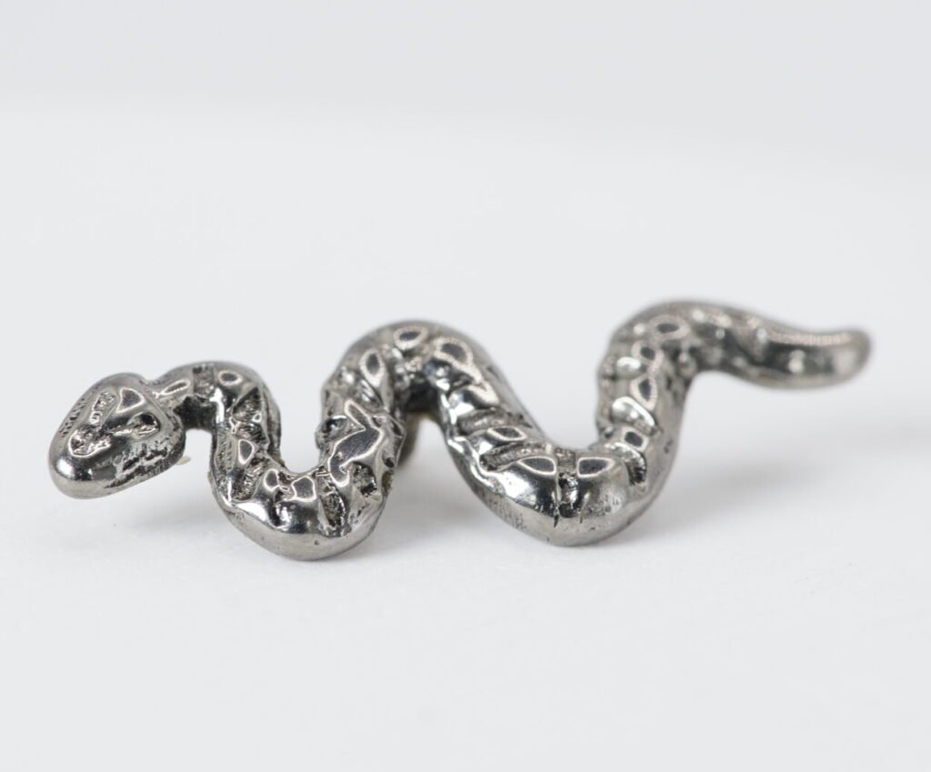 Labret de titanio con diseño de serpiente para piercing