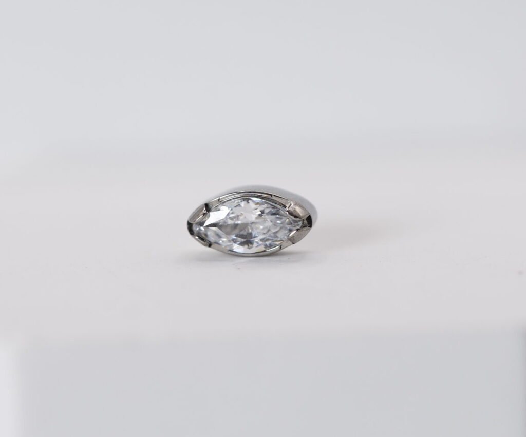 Piercing de titanio con marquesa blanca engastada