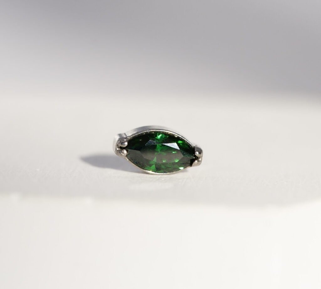 Piercing de titanio con marquesa verde esmeralda