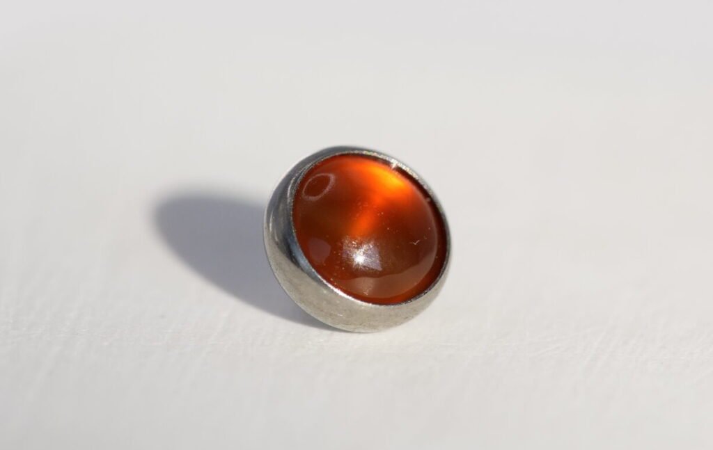 Piercing de titanio con piedra natural Ónix Rojo