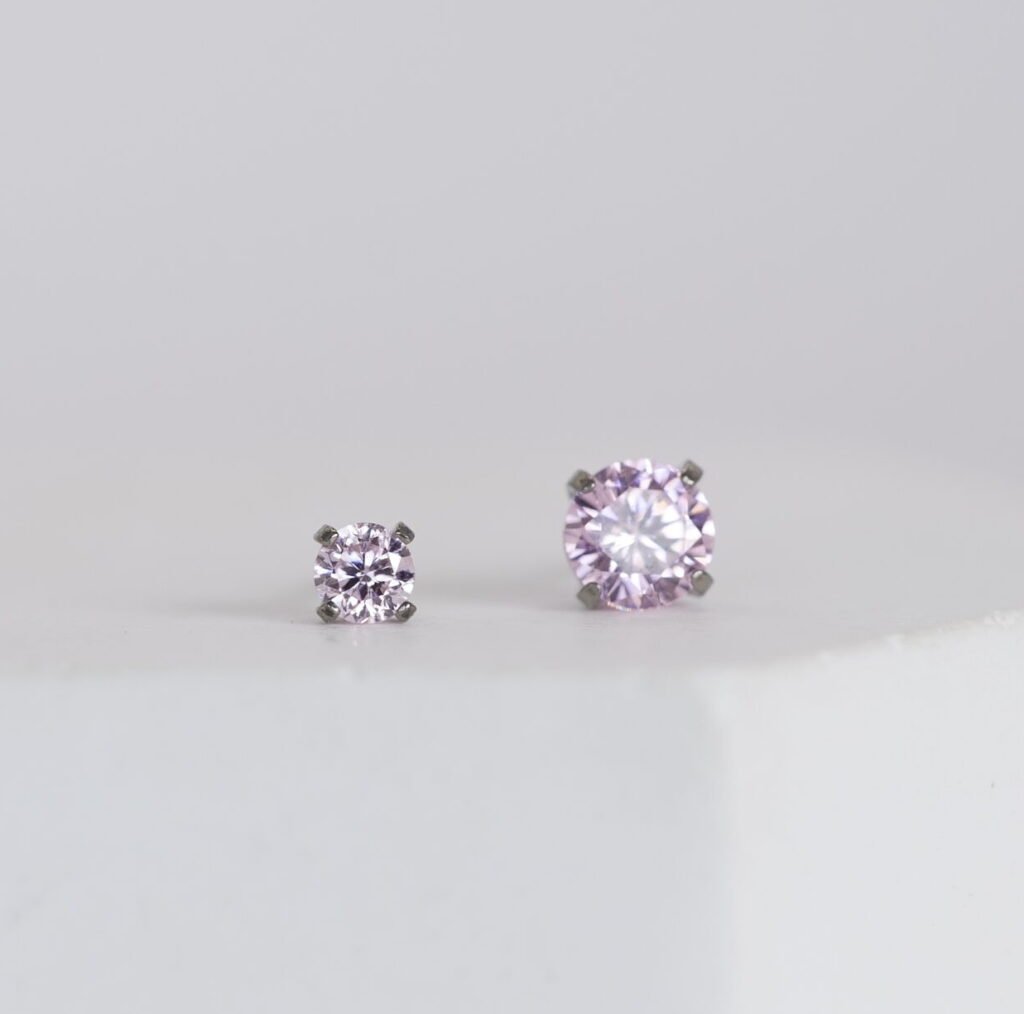 Piercing de titanio con zirconia rosa engastada
