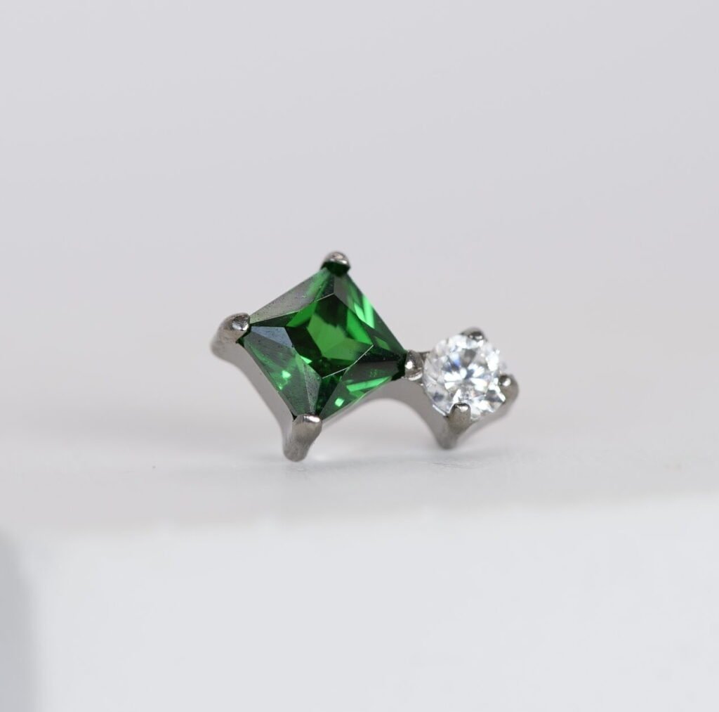 Piercing de titanio con zirconia verde esmeralda cuadrada