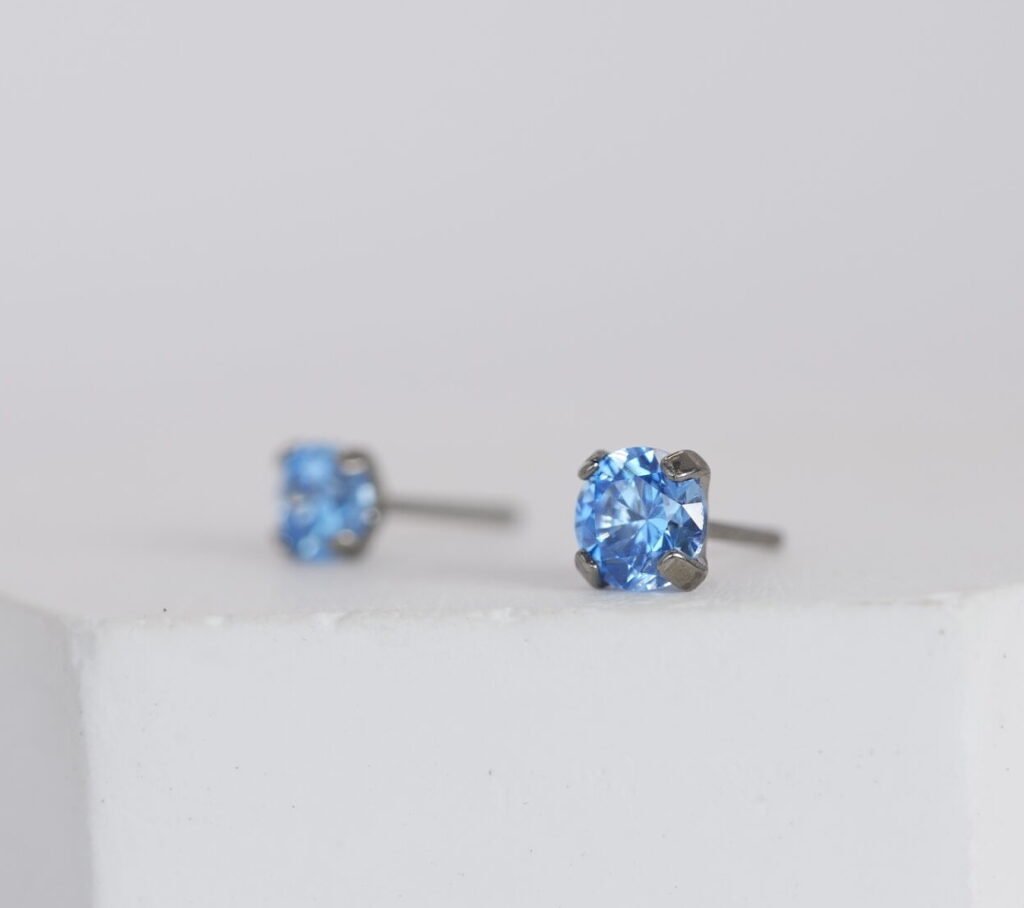 Piercing de titanio con zirconias azules de 2 mm y 3 mm
